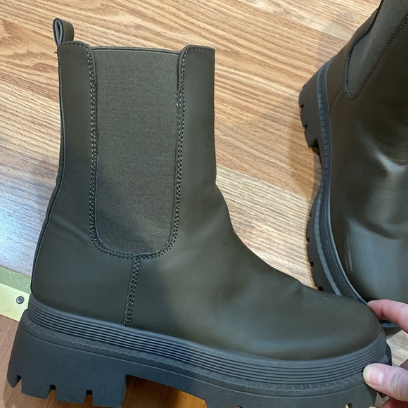 Army Green/khaki Rain Boots. Size 7 - Picture 9 of 10